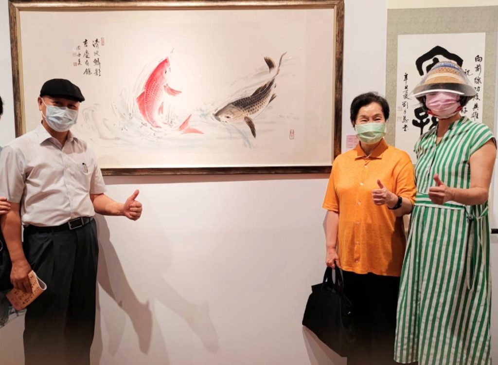 水墨畫家周由美(中)的作品筆觸描繪細致,讓趙文雄老師(左)王阿勉老師讚譽有加。(圖/詹美絨 攝)