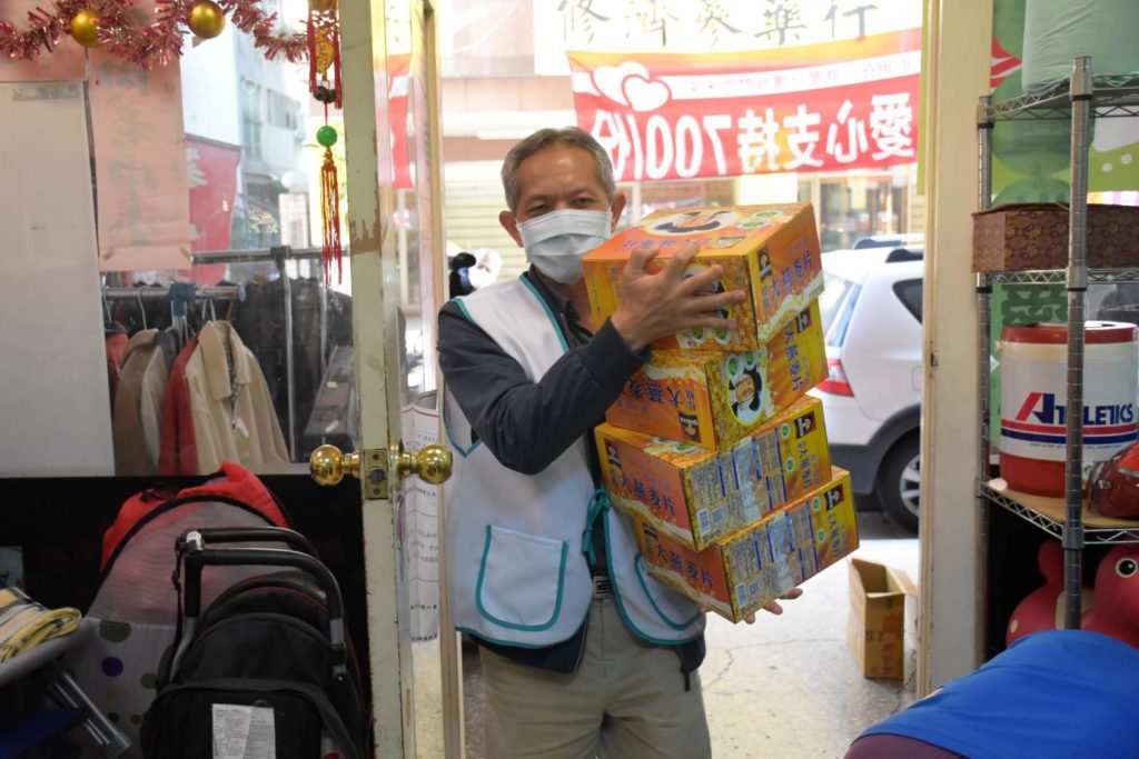 新視波及家和有線電視董事長陳煥鵬身先士卒,愛心不落人後。