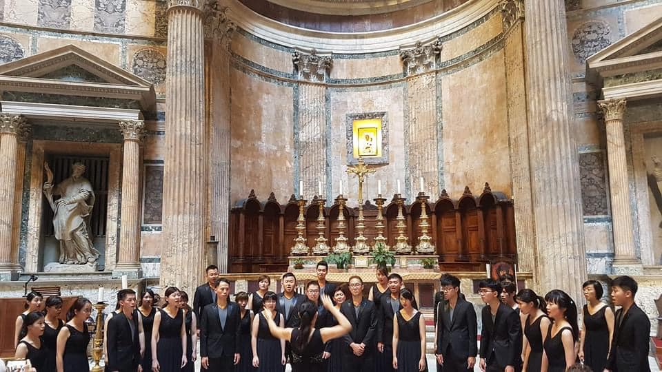 ▲2018年義大利羅馬古蹟萬神殿演出。(圖/台中藝術家合唱團提供)