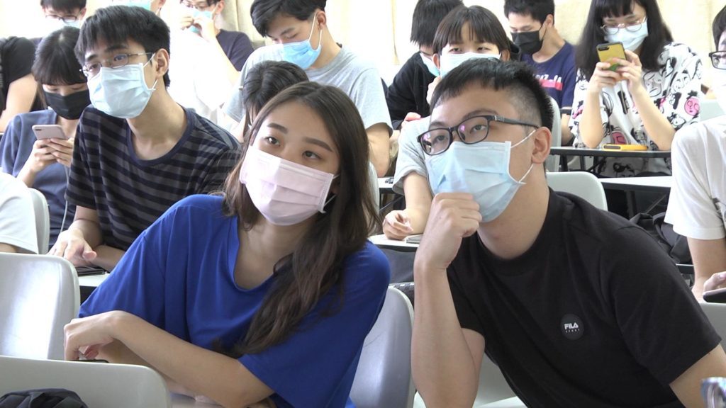 課堂上專注學習的同學，認為能在理論知識與實務技能的兼俱養成下，是學程中重要的觀念啟發。（圖/淡江大學 提供）