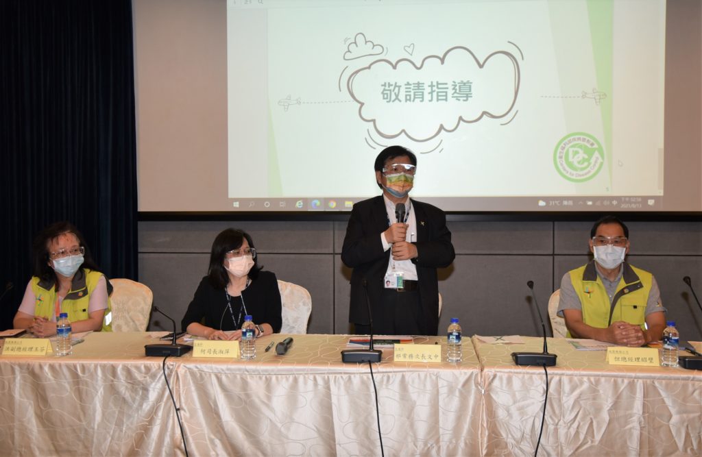 祁文中次長在航政司司長何淑萍、機場公司總經理但昭璧、副總經理洪玉芬等的陪同下,現場了解機場公司、航空公司及CIQS等各單位準備情形