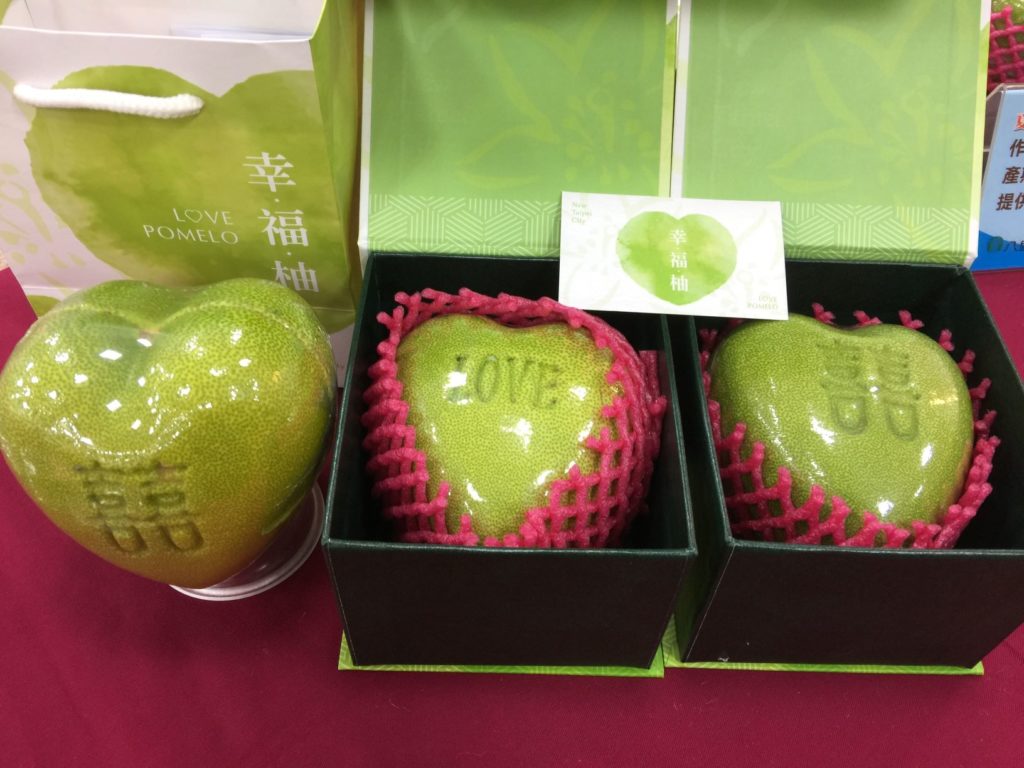 愛心造型的心型柚,表面有LOVE、囍等幸福字樣,十分討喜。