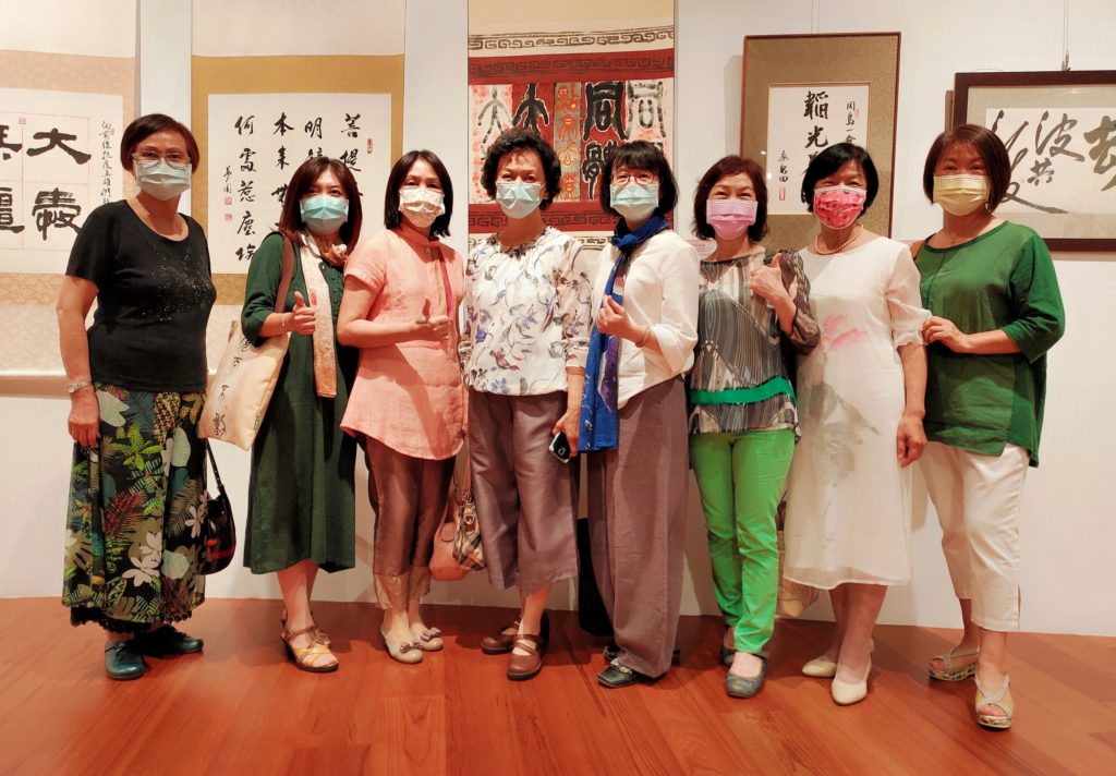 臺灣女書法家學會理事長孫美茹(左四)率該學會理監事及會員老師出席開幕盛會。(圖/詹美絨 攝)