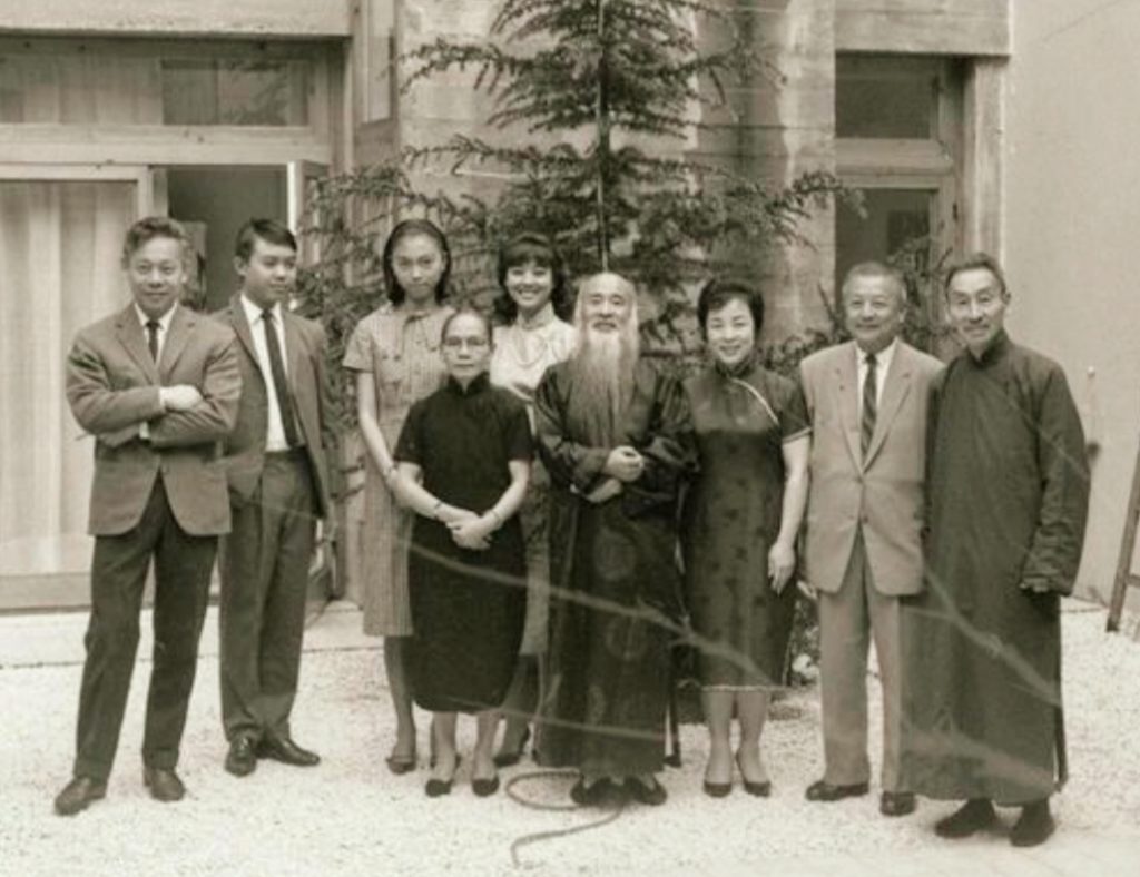 1960年郎靜山(右一)於法國巴黎與張大千(右四)及趙無極(左一)會面合影。(圖/史博館 提供,郎靜山藝術文化發展協會攝)