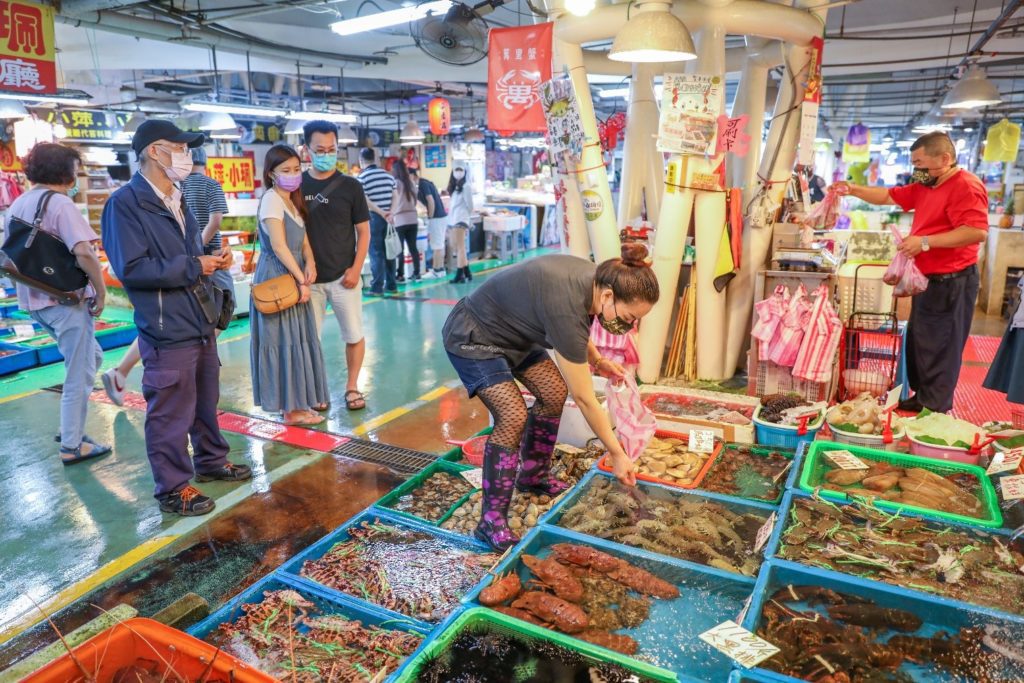 富基魚市提供當地最優質海鮮及萬里蟹