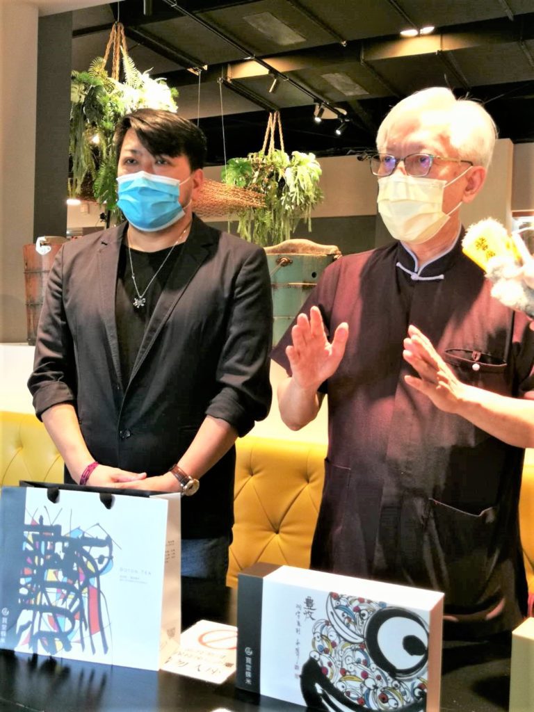 梁永斐館長(右)說明這次跨業結盟文創行銷的意義,讓產品更具品味與價值。左為樺致形象設計創意總監楊佳璋。(記者 辛澎祥/攝)