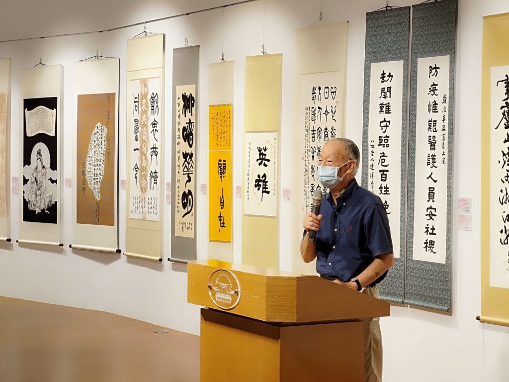 ▲知名攝影家莊靈對防疫作品展融入了多元業界的創作感到難能可貴。(圖/楊大本攝)