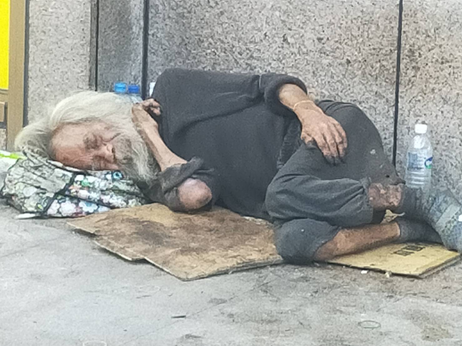 七旬老翁遊民   社福管理漏洞   沈睡北車拒醫拒移   安置燙手山芋   民眾怨聲載道