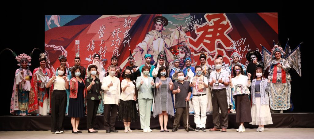 2021承功新秀舞臺,傳統藝術中心主任陳悅宜(右六)、策展人李國俊教授根(右五)與全體大合照。(圖/傳藝中心提供)