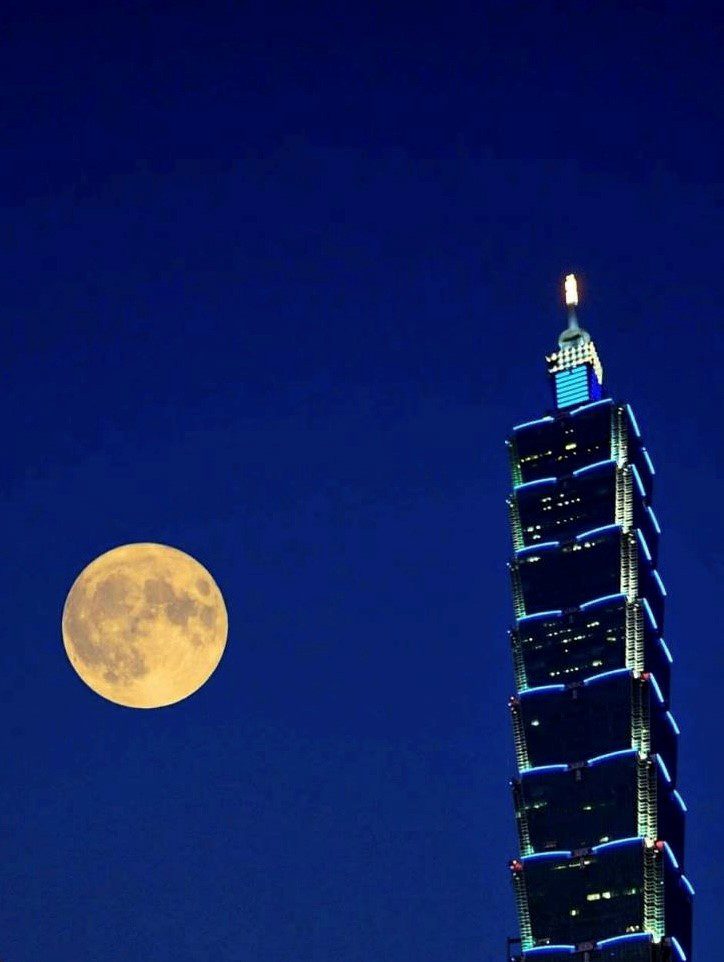 〈中秋月〉中秋節象徵的意義是月圓人圓，閤家團圓，共享天倫的節日。（圖/網路）
