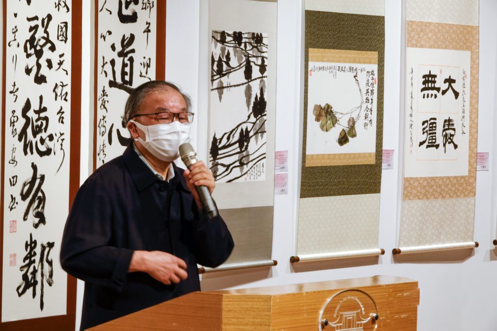 知名書法家張炳煌致詞時肯定主辦方籌辦展覽時的盡心盡力,讓作品呈現格外圓滿且有質感。(圖/詹美絨 攝)
