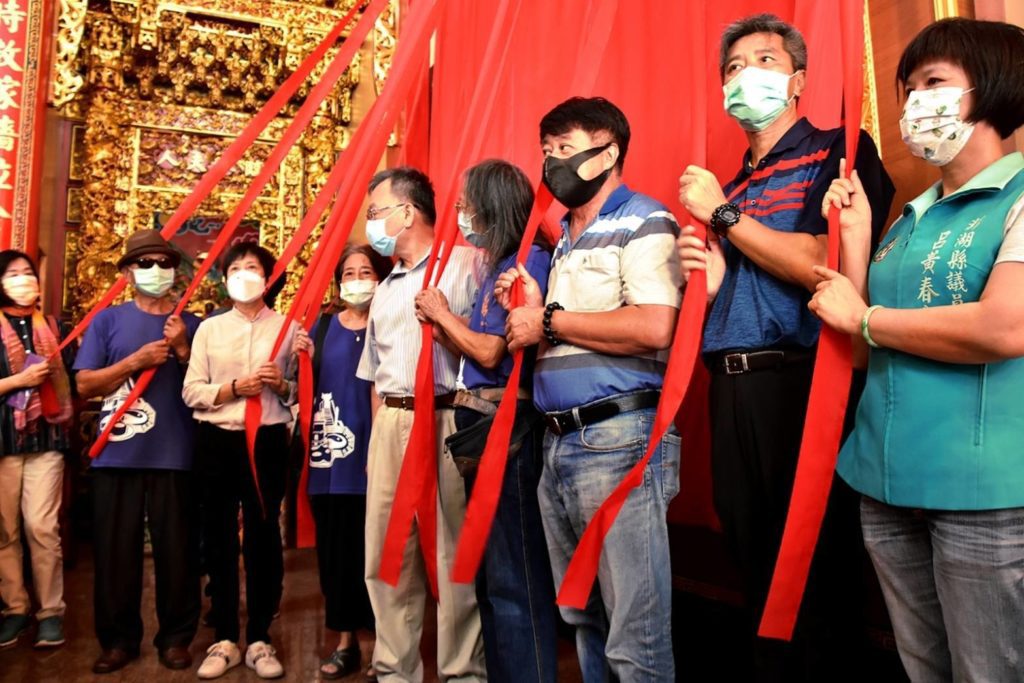 澎湖縣長賴峰偉(右五)、洪根深教授(右四)與出席揭畫儀式的各界貴賓以揭畫見證歷史這一刻。