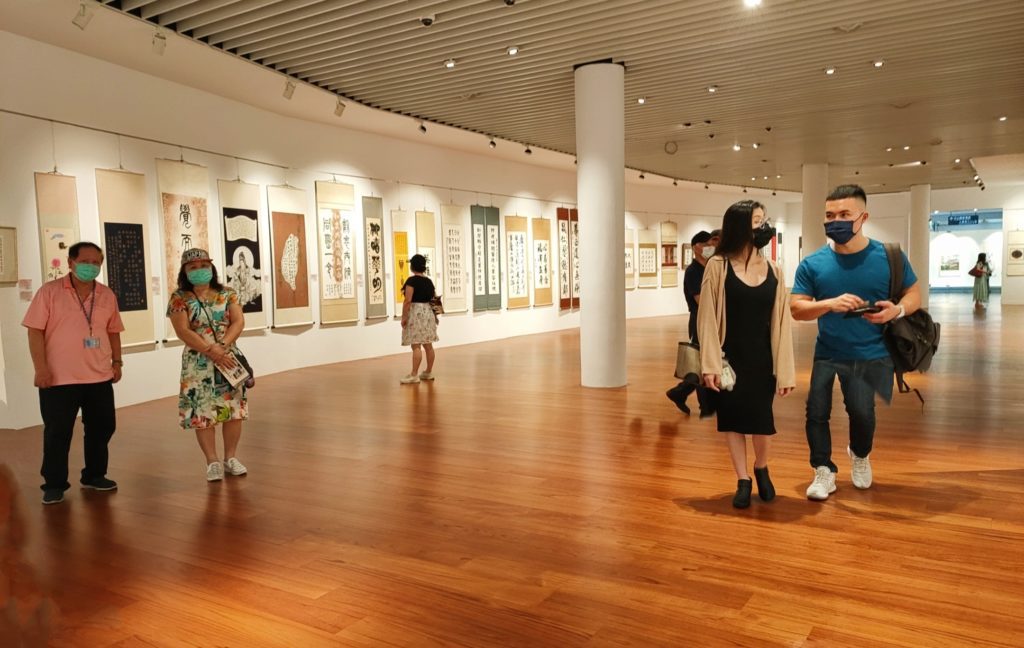 防疫作品展的現場書畫作品極具水準,欣賞品味與價值。(圖/詹美絨 攝)