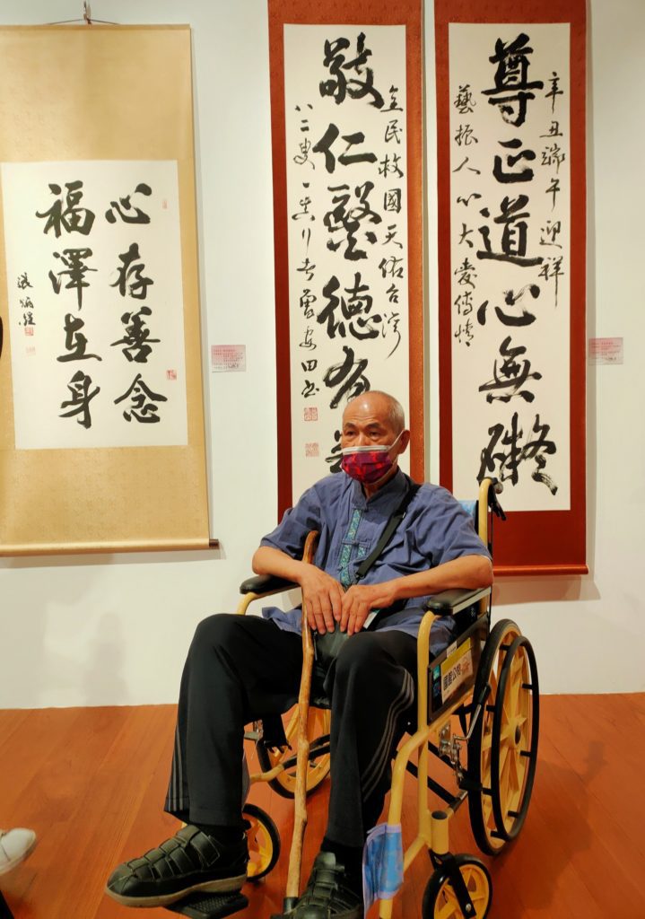 知名書法家曾安田撰寫書體防疫作品,在展場成為大家關注焦點。(圖/詹美絨 攝)