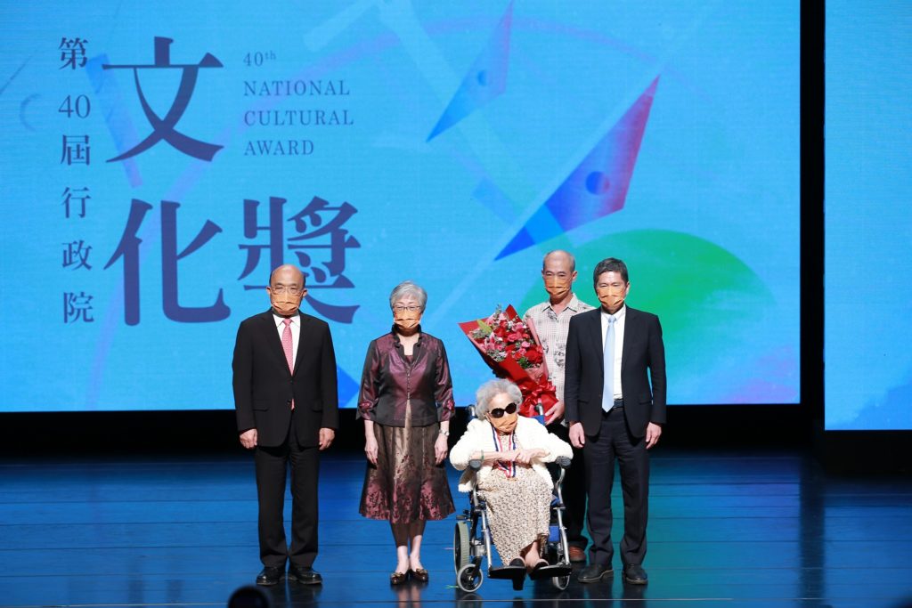 ▲行政院長蘇貞昌（左起）、行政院文化獎得主劉鳳學（陳勝美女士代領）、得主楊秀卿、楊秀卿之子郭添福及李永得部長合影。（圖/文化部提供）