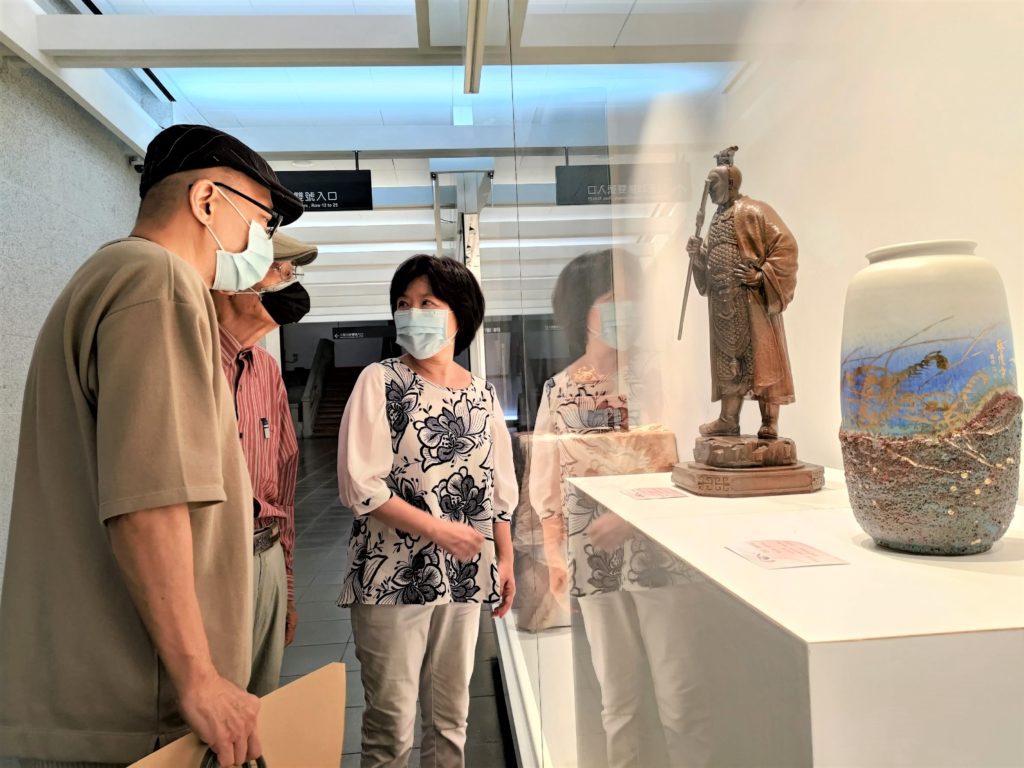 木雕大師陳啟村的作品受到關注。(圖/楊大本攝)