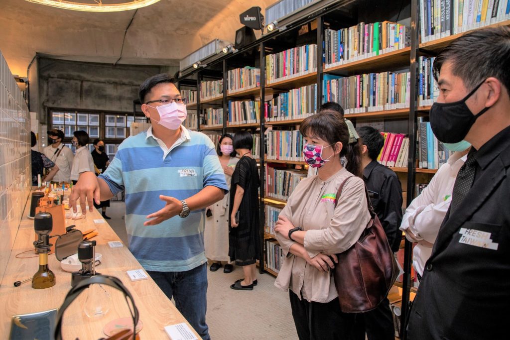 Fresh_Taiwan參展業者向文化部次長李靜慧及台灣設計研究院長張基義介紹文創商品。