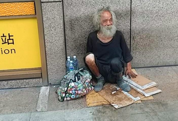 七旬老翁遊民在台北車站已年餘,安置與就醫問題至今未決。(記者 辛澎祥/攝)