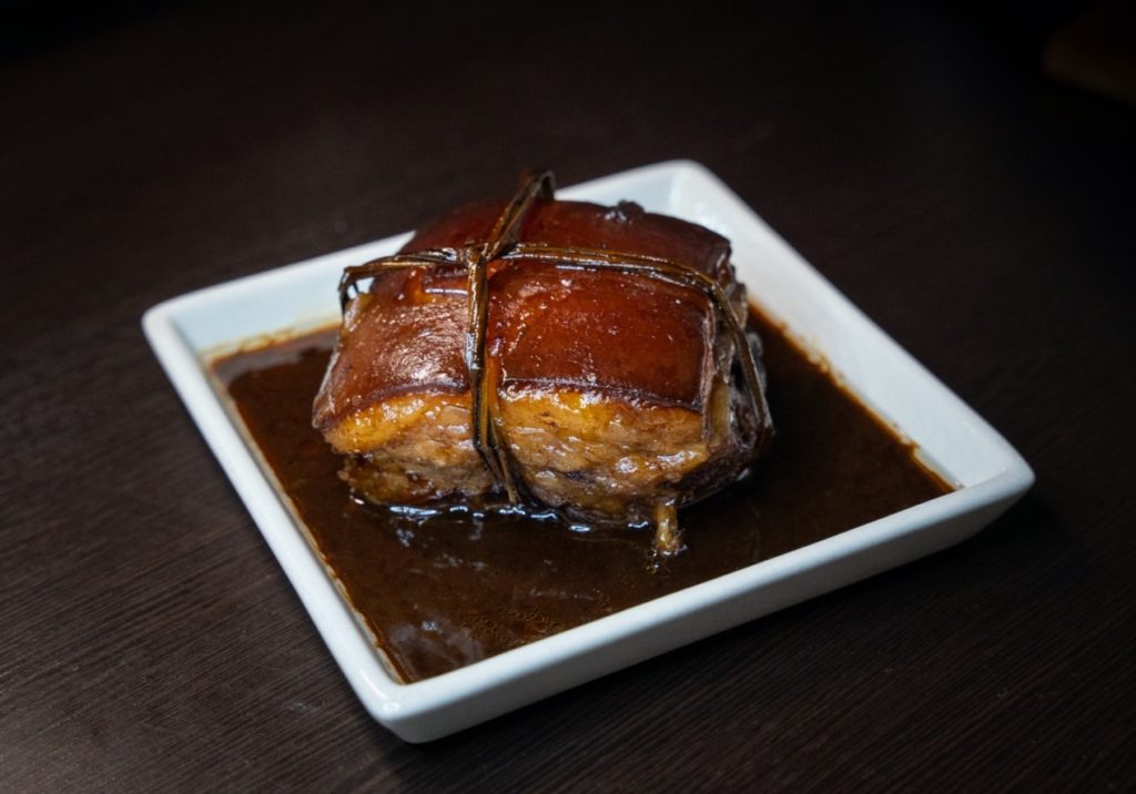 〈東坡肉〉色澤紅潤、風味香醇。（圖/楊豐榮攝）