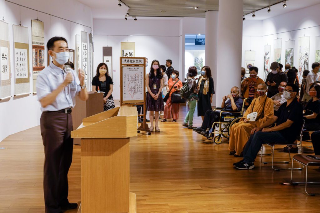 國父紀念館館長王蘭生(左)開幕式上致詞強調防疫作品展呈現了時代的意義與史實價值。(圖/詹美絨 攝)