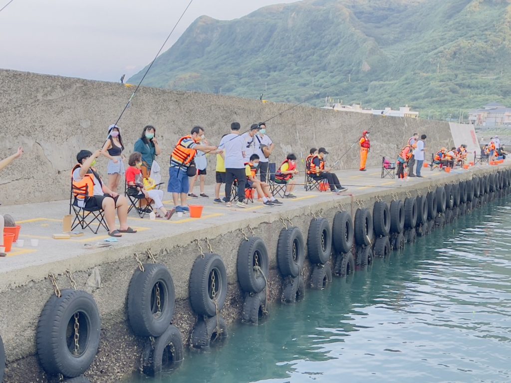 大小朋友一起體驗魚樂人生釣魚活動。