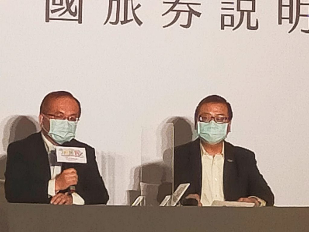 交通部次長陳彥伯(左)與觀光局長張錫聰說明勾選國旅券相關事宜。(記者 辛澎祥/攝)