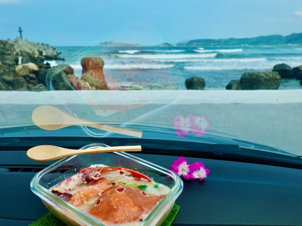 疫倩期間外食看海正流行,新北市政府推薦當令的萬里花蟹粥是首選。