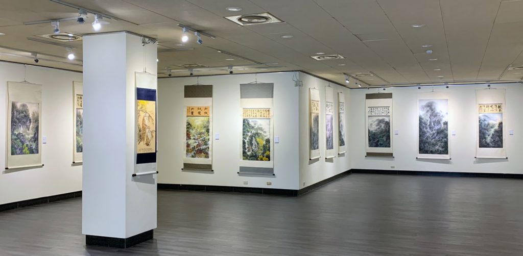 「看山-林昆山個展」多幅作品環繞展場,如同置身山林之中[》。〈文化局提供