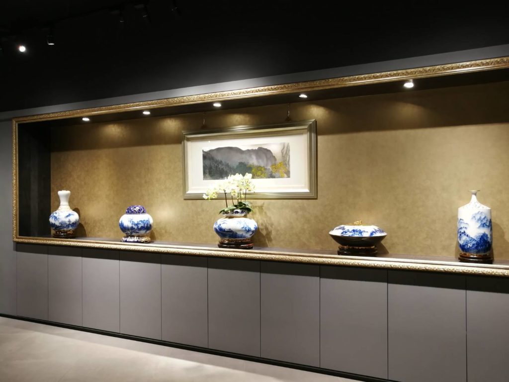 卓麗秋老師在青花瓷的創作領域,展現不凡的氣勢與堅持。(記者 辛澎祥/攝)