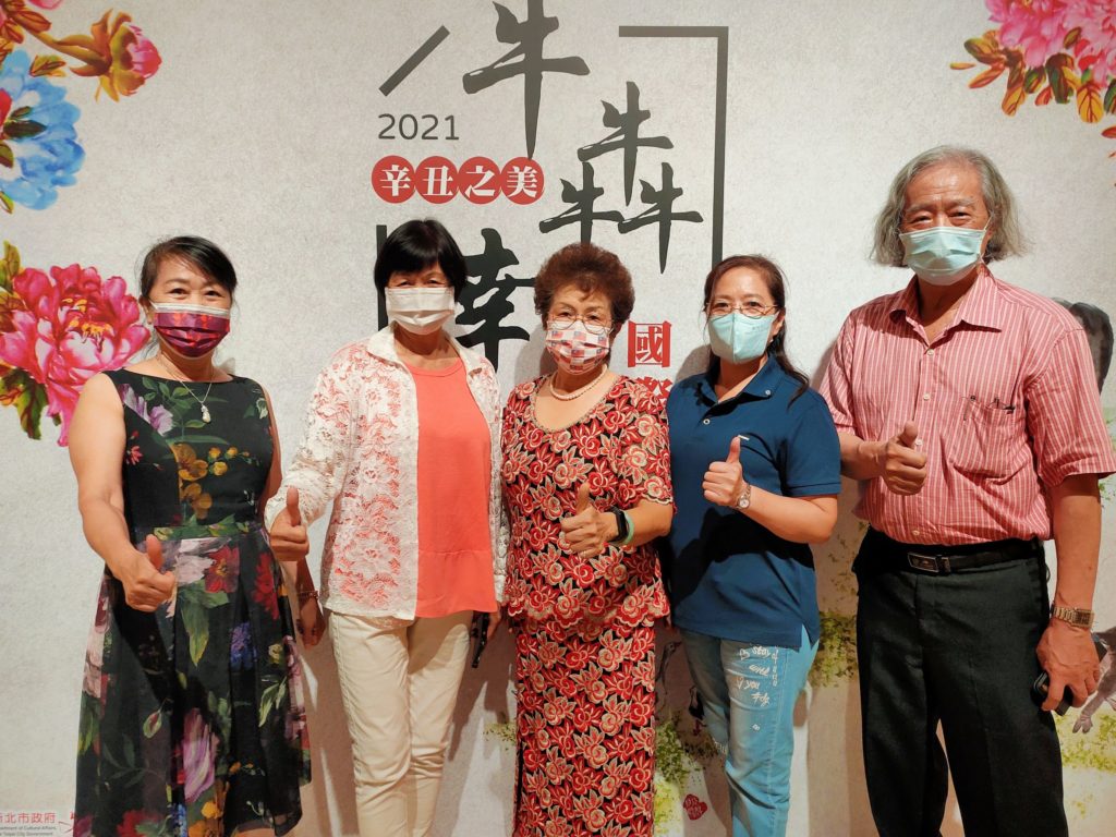 陳月里老師(左起)林士森理事長、呂玉環老師、詹美絨老師及詹阿水老師,都有精彩的書畫作品展出。(記者 辛澎祥/攝)
