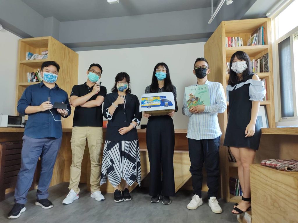 ▲新北市群眾募資輔導計畫提供充足資金奧援,透過群眾力量讓文創團隊創意商品化,其中4家文創企業現正募集資金中,截至9月底募資金額已超過2,600萬元,左三為經發局長何怡明。〈經發局提供〉