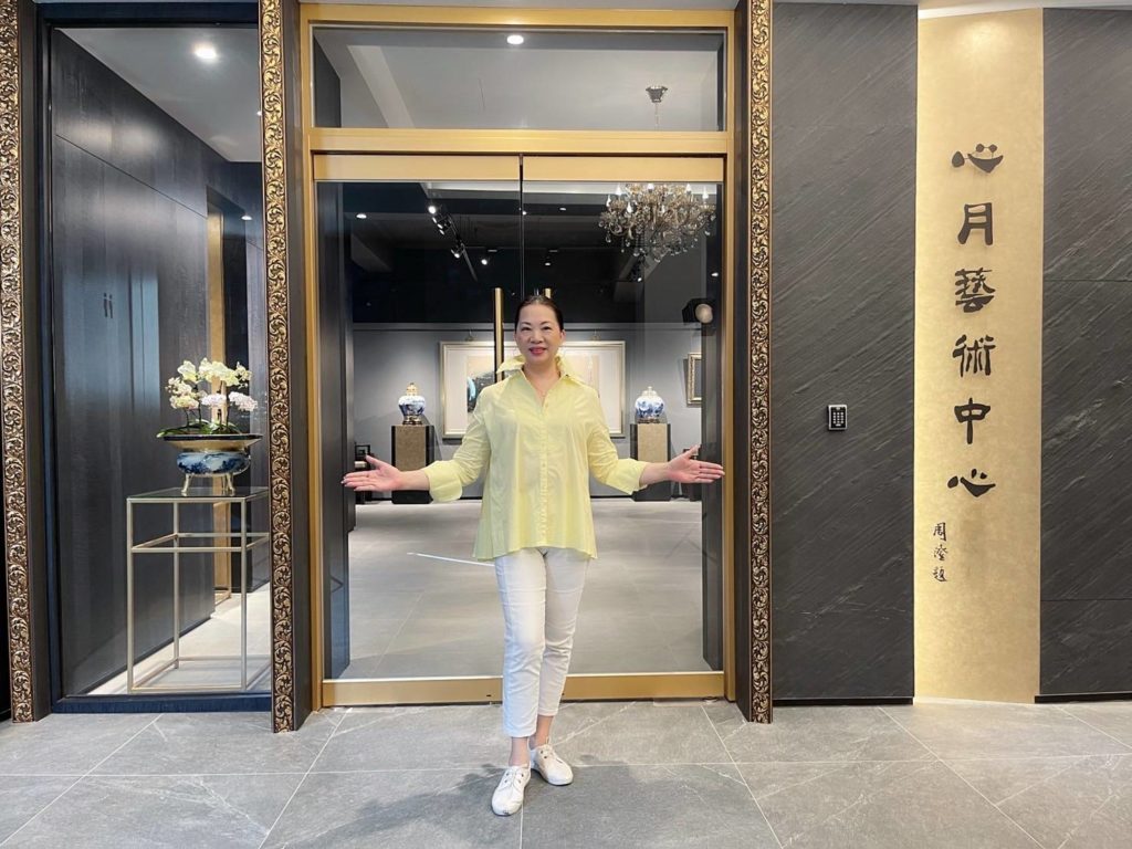 在名師周澄題字且框中框的門檻美感下,讓卓麗秋老師所主持的「心月藝術中心」更顯永續與傳承的繼命旨意。(記者 辛澎祥/攝)