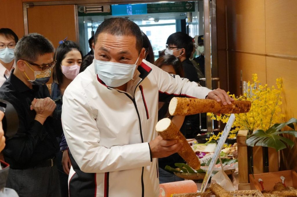 新北市長侯友宜(右)與農業局長李玟(左)大力行銷新北健康三寶的山藥,帶給民眾不同的體驗。(圖/農業局 提供)