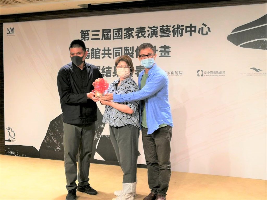 第二屆得主阮劇團團長汪兆謙(左起)、第三屆得主無獨有偶工作室劇團團長鄭嘉音與拾念劇集藝術總監李易修合影。(記者陳安婷/攝)