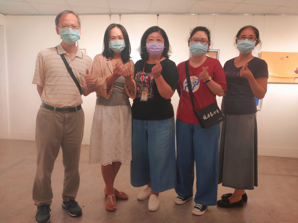 國父紀念館志工與員工們對自己作品的展覽充滿興奮之情。(記者 辛澎祥/攝)