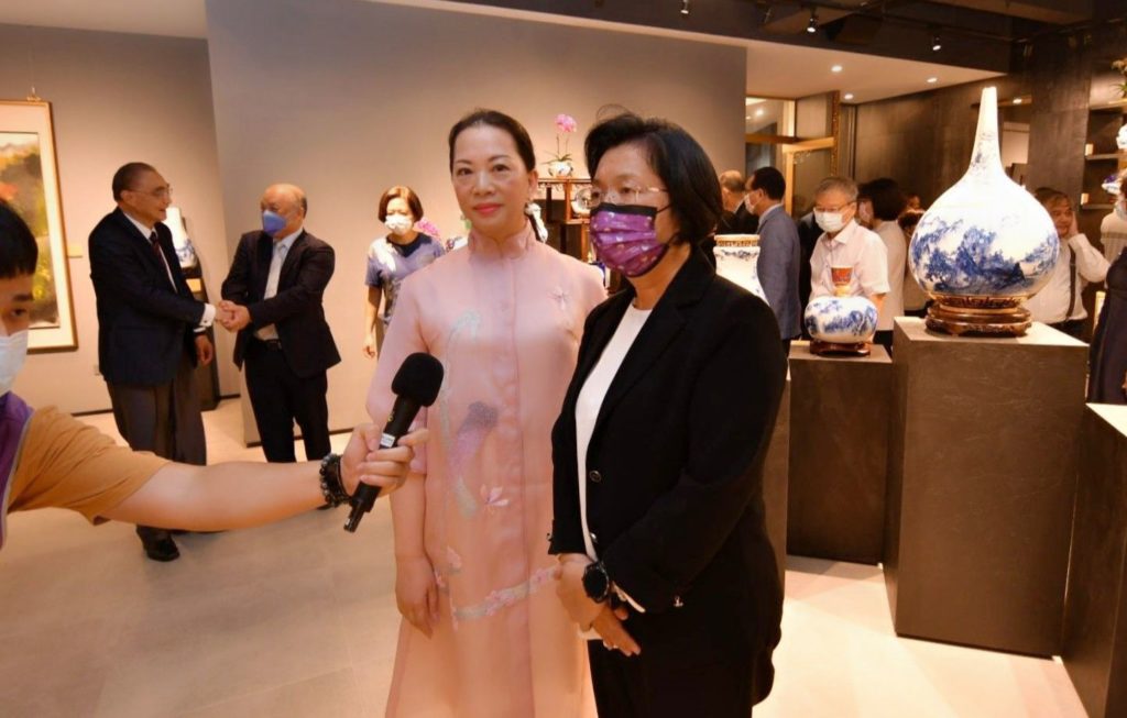 彰化縣長王惠美(右)特別為心月藝術中心的開幕而前來向負責人的卓麗秋老師表達道賀之意。(圖/心月藝術中心 提供)