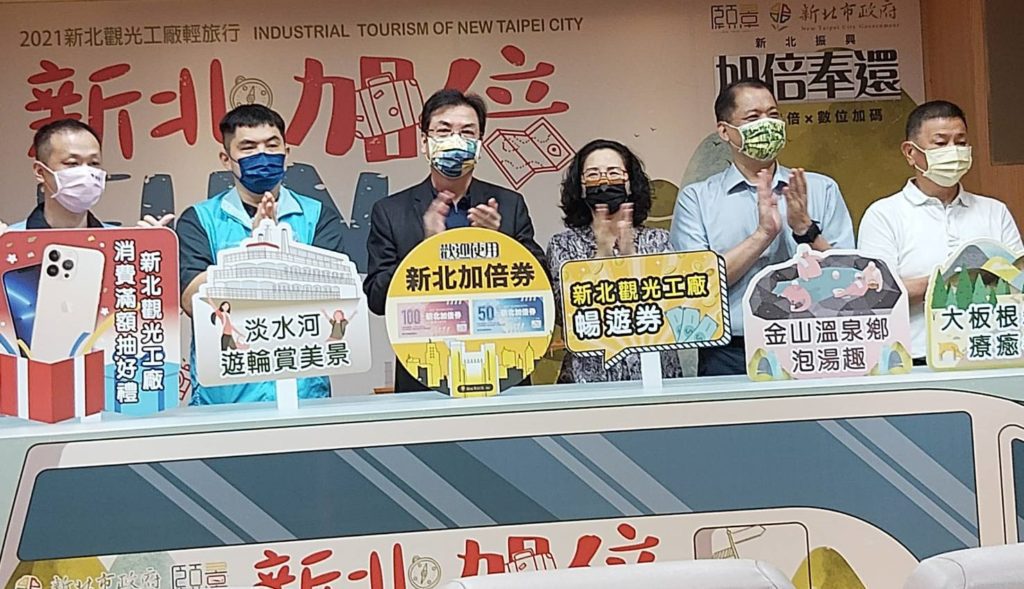 ▲新北市副市長劉和然〈左三〉、經發副局長黃碧玉〈右三〉與廠商合影。〈記者葉大方攝〉