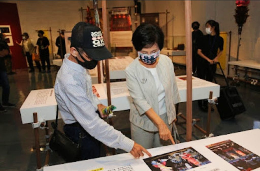 參觀特展的多元紀錄內容,讓人重溫史實的風華。(記者 辛澎祥/攝)