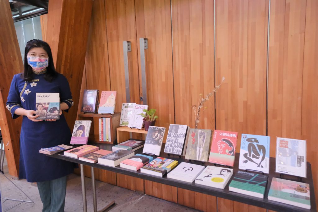 文化局長李安妤介紹性別平權書展