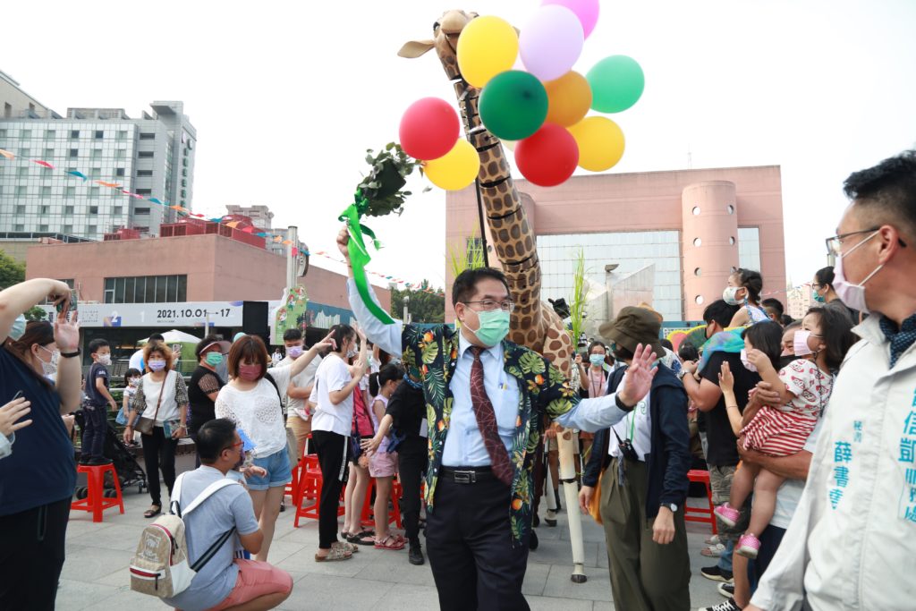 黃偉哲市長與長頸鹿大偶現身,引來驚喜。(圖/臺南市文化局提供)