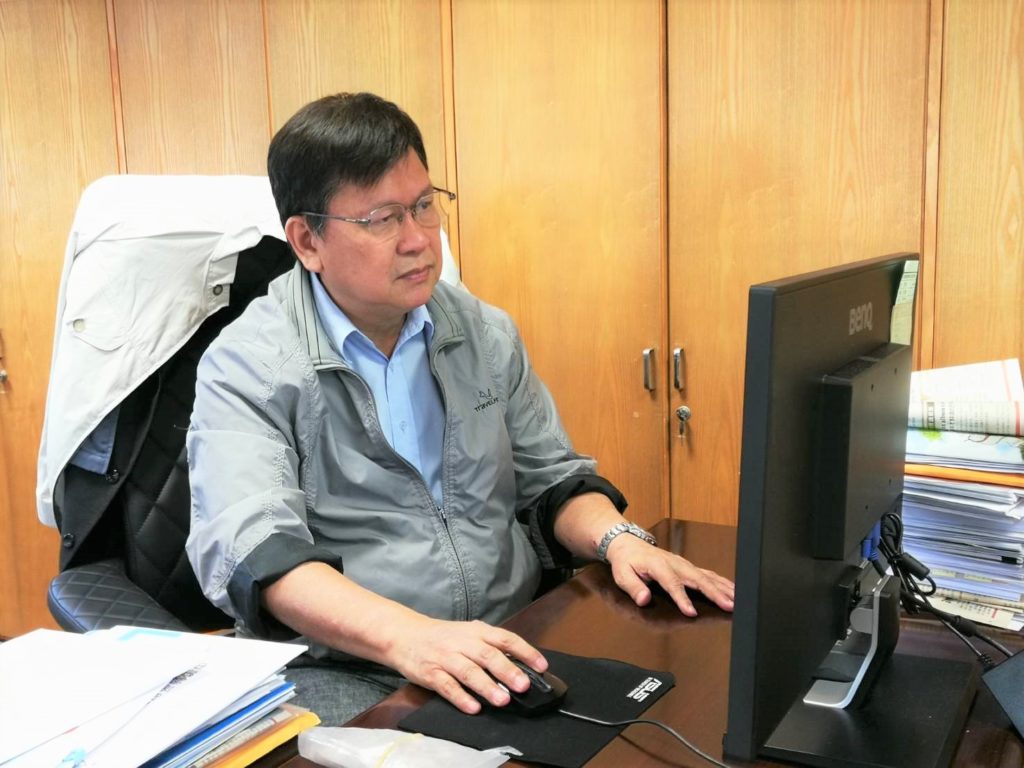 陳伸賢董事長強調無紙化的辦公系統,強化了企業整體向上提昇的文化質感。(記者 辛澎祥/攝)