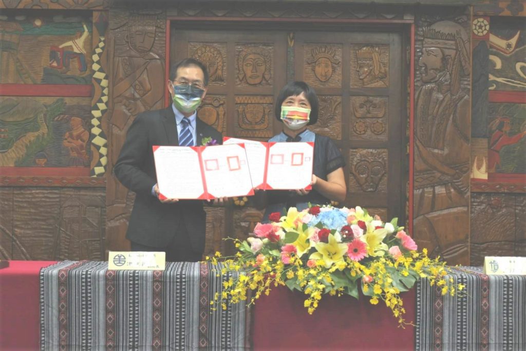 公東高工校長黃淑英與臺鐵副局長馮輝昇代表簽約