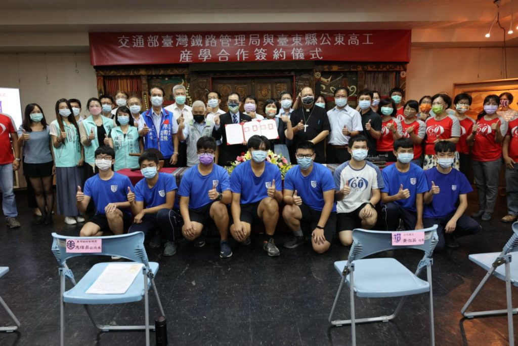 臺鐵攜手優質高中職學校,以培育更多新世代鐵路專業人才。