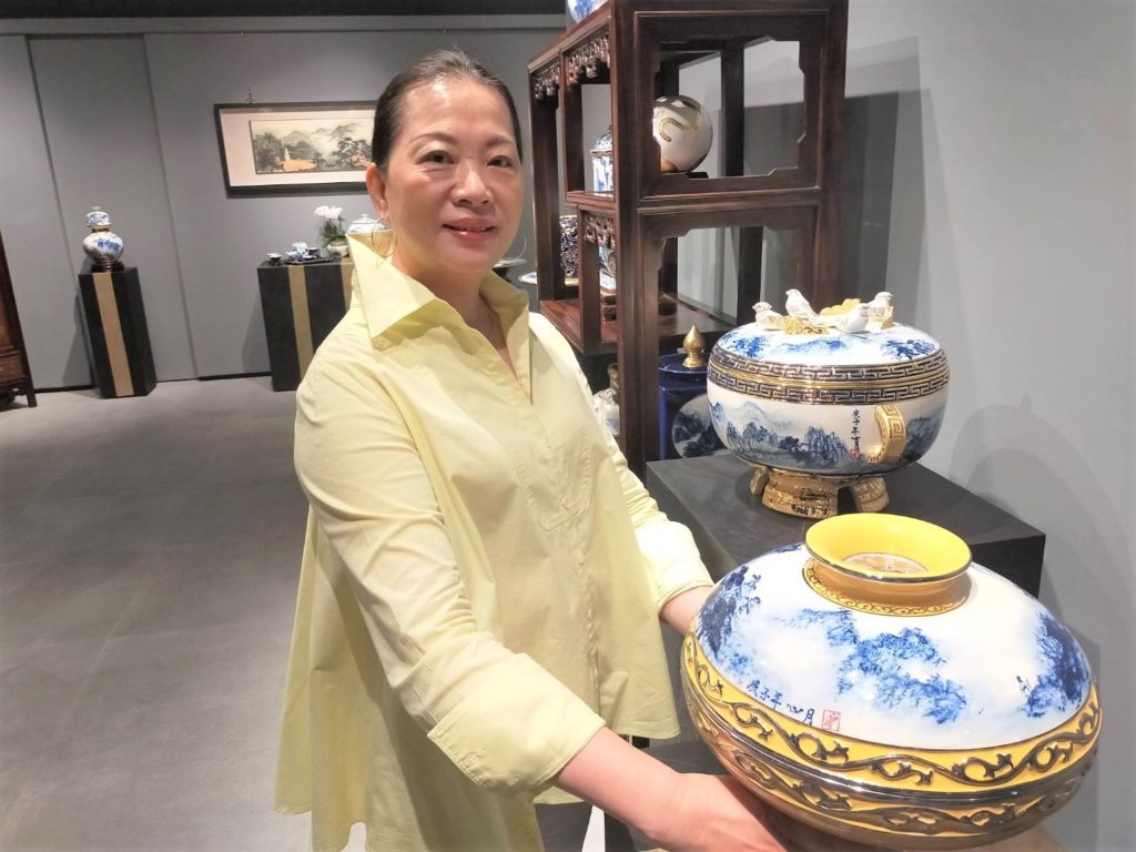 在青花瓷瓷藝作品所展現的文化底蘊中,卓麗秋老師顯得義無反顧。(記者 辛澎祥/攝)