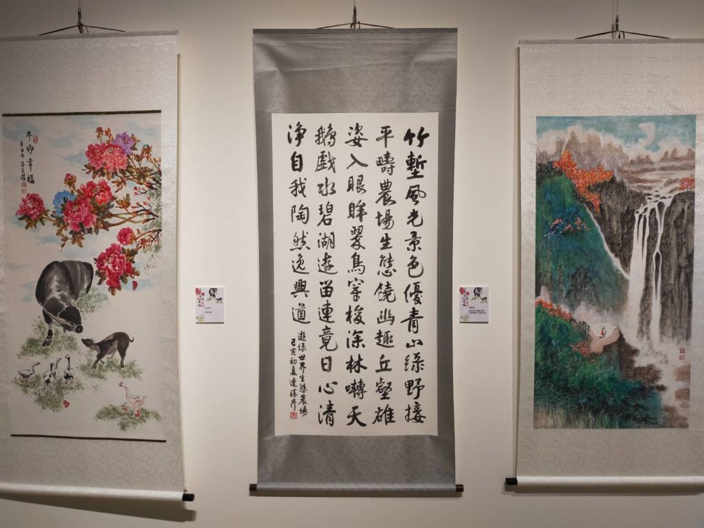書法家連勝彥的行書妙品(中)與呂玉環的水墨創作搭配的相益成彰。(記者 辛澎祥/攝)