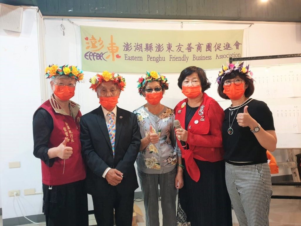 呂華苑（右二）擔任澎東友善商圈促進會理事長一職，頗負業界倚重。（圖/呂華苑 提供）