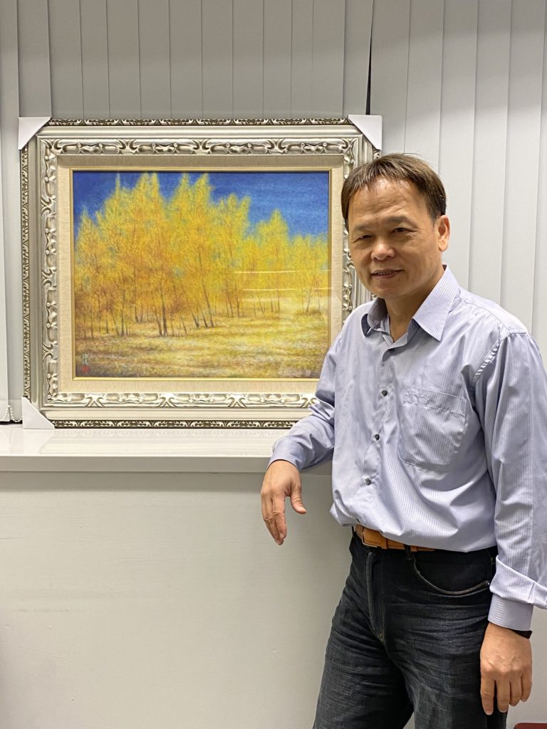 文化局副局長曾能汀與畫作《一眸》合影