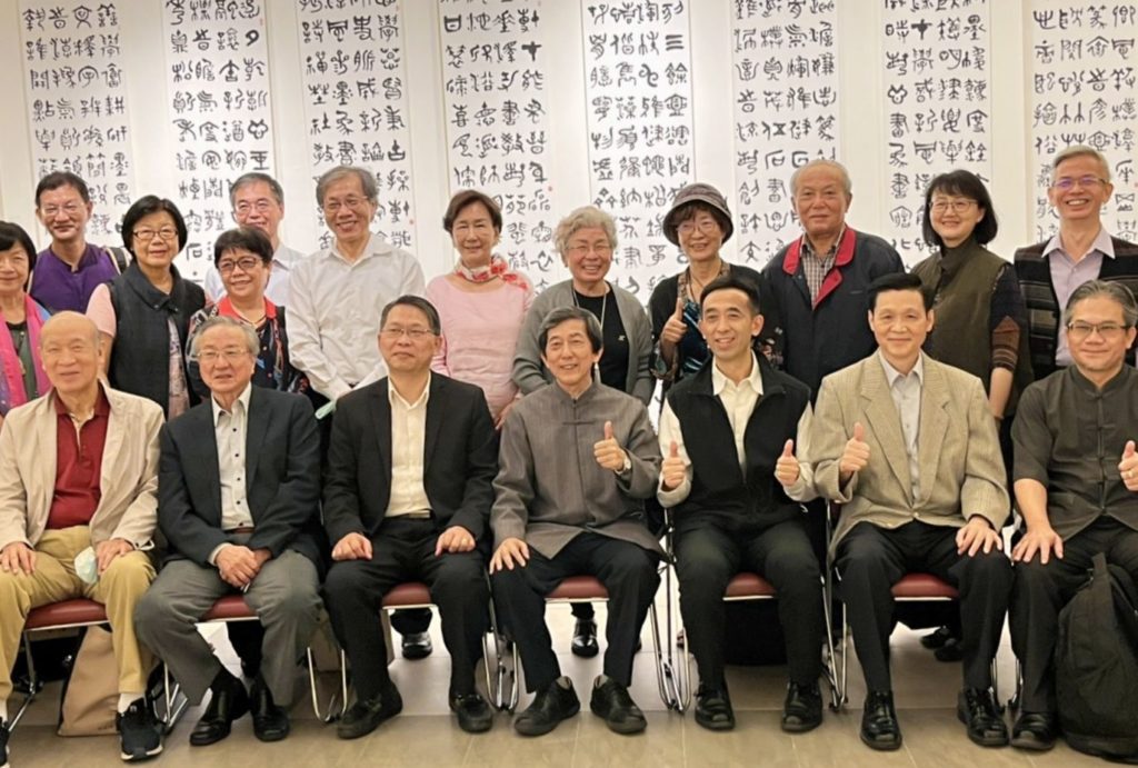 多位書界的領導人與學院教授齊聚一堂,向蔡明讚老師的個展開幕表達道賀之意。(記者 辛澎祥/攝)