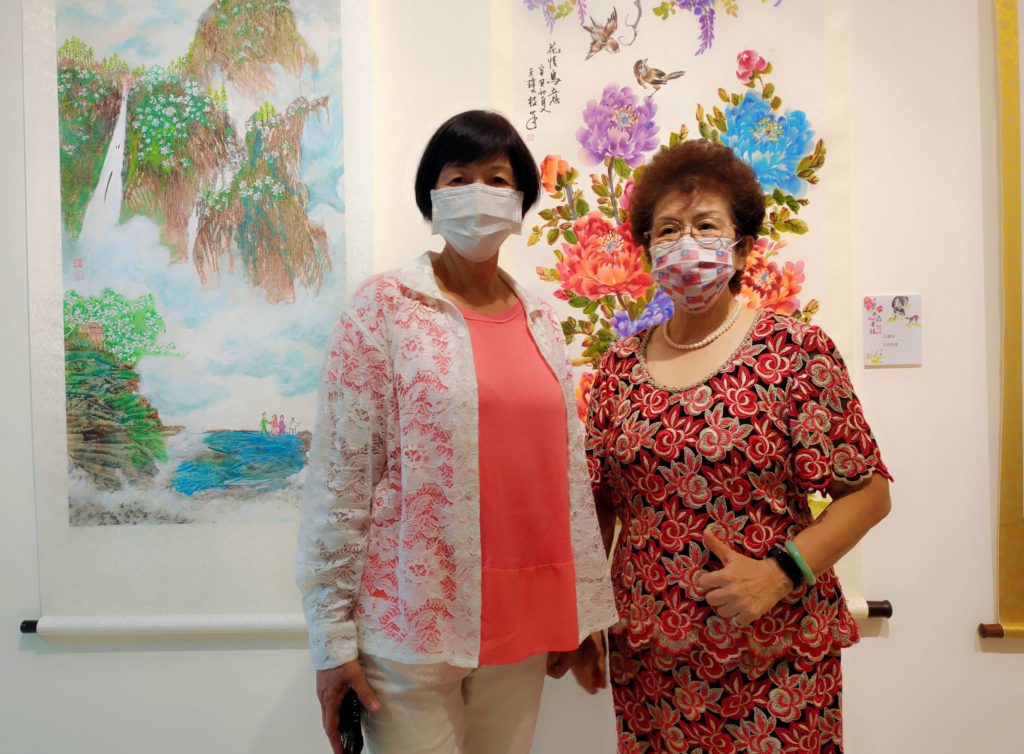 中華文耀協會創會理事長呂玉環(右)與現任理事長林士森,投注極大心力在這次國際藝術展的策畫與主辦。(記者 辛澎祥/攝)