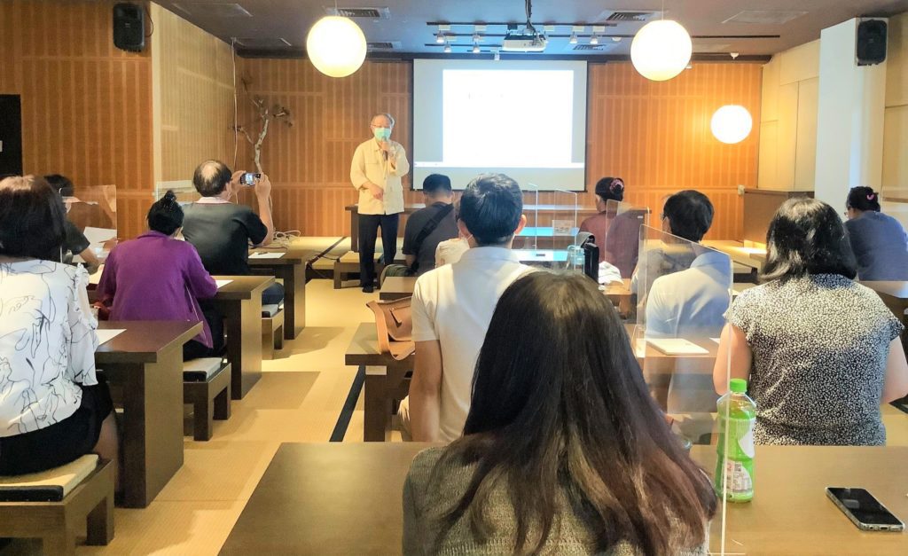 張炳煌教授的書法主題演講,受到各年齡層民眾與同好的專注聆聽。(記者 辛澎祥/攝)